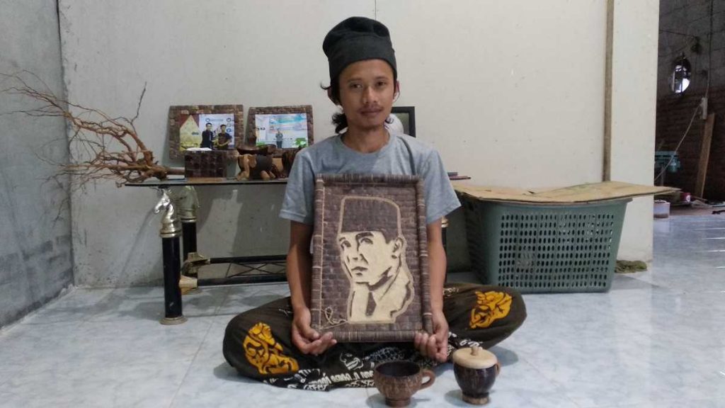Tiar Bachroni Pengrajin Batok Kelapa Kudus