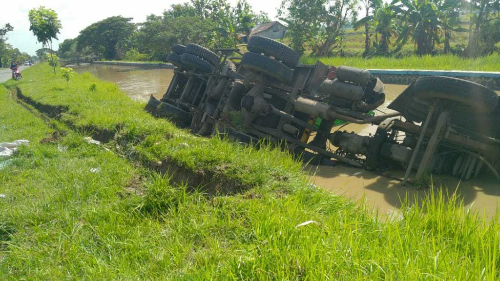 Truk Tercebur ke Sungai di Grobogan