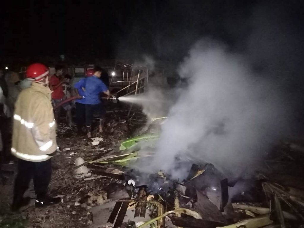 PEMADAMAN: Petugas Damkar saat melakukan pemadaman api Sabtu (15/5/2021) malam. (MUHAMAD ANSORI/LINGKAR)