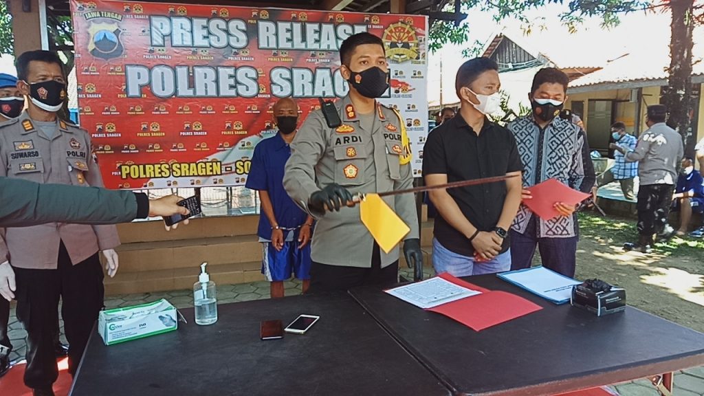 Kepolisian Resort Sragen melakukan press release penangkapan pria paruh baya pengancam nakes dengan goliok bidan desa saat menjemput pasien covid-19. Pelaku diancam hukuman 10 tahun penjara. MUKHTARUL HAFIDH/LINGKARJATENG