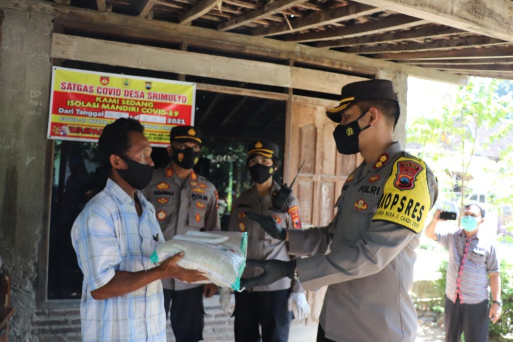 Kapolres Sragen AKBP Yuswanto Ardi saat menyerahkan sembako kepada warga. MUKHTARUL HAFIDH/LINGKARJATENG