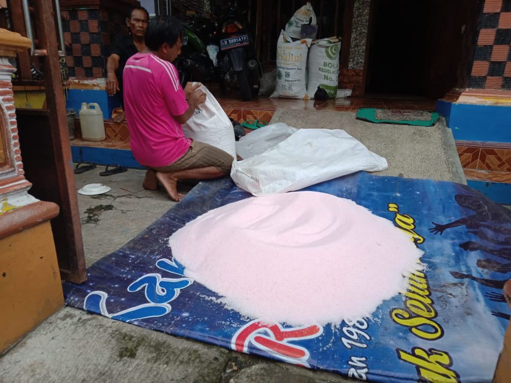 ILUSTRASI Subsidi Pupuk- Seorang petani di Dusun Nayan, Desa Nangsri tengah mencampur pupuk subsidi didepan rumahnya. PUJOKO/LINGKARJATENG.CO.ID