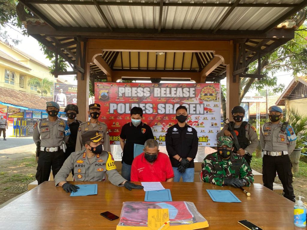 Kades Jenar didampingi Kapolres dan Dandim meminta maaf. Mukhtarul Hafid/Koran Lingkar Jateng/Lingkar.co