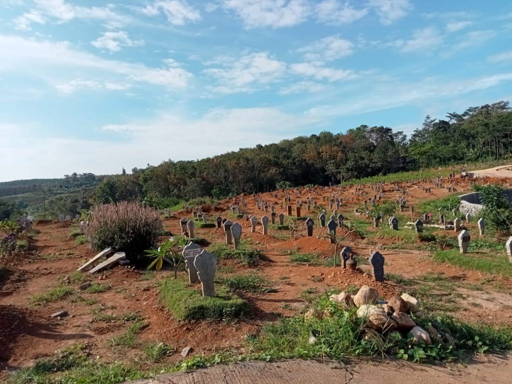 Letak geografis TPU Jatisari sebagian berada di lereng dengan kemiringan sekitar 60 derajat dan bertekstur keras berbatu. FOTO: Dinda Rahmasari Tunggal Sukma/Lingkarjateng.co.id