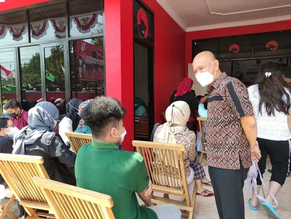 MEMANTAU: Bupati Jepara Dian Kristiandi memantau pelaksanaan vaksinasi Covid-19 di wilayah setempat belum lama ini. (ISTIMEWA/LINGKARJATENG.CO.ID)
