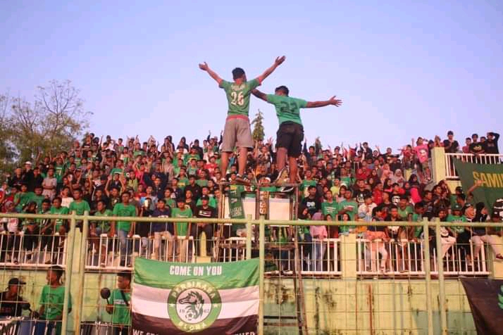 MENDUKUNG: Suporter SAMINISTA memberi dukungan Persikaba saat bertanding di stadion Kridosono. (LILIK YULIANTORO/LINGKARJATENG.CO.ID)