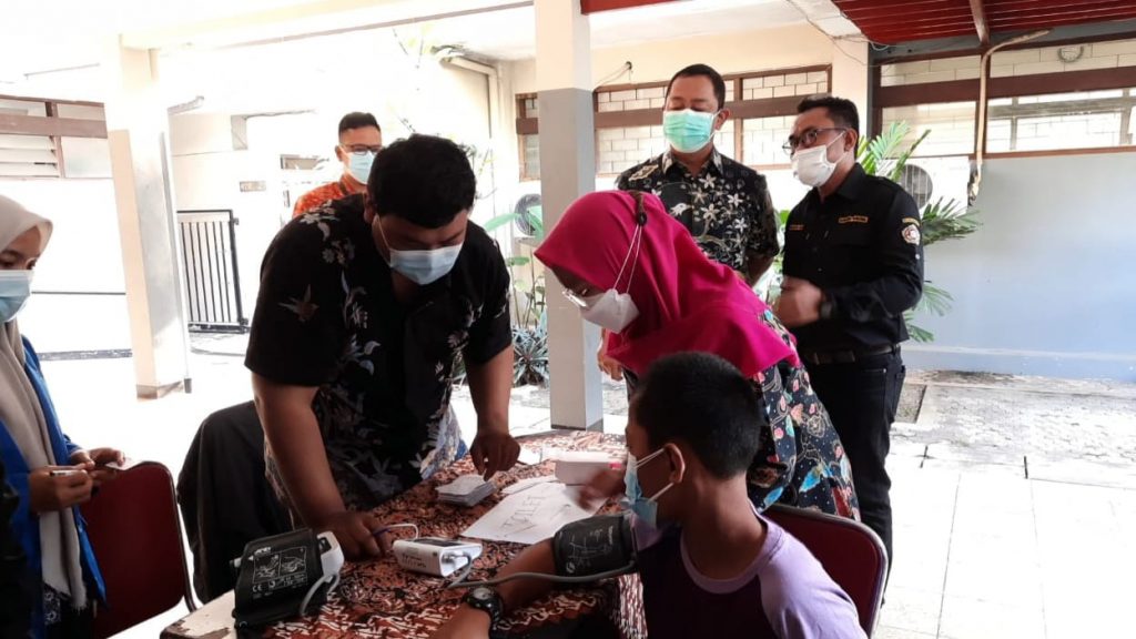 Pelaksanaan vaksinasi untuk anak muda dan penyandang disabilitas di YPAC Semarang, Selasa (3/8/2021). FOTO: Dok. Gercep Semarang Sukma/Lingkarjateng.co.id
