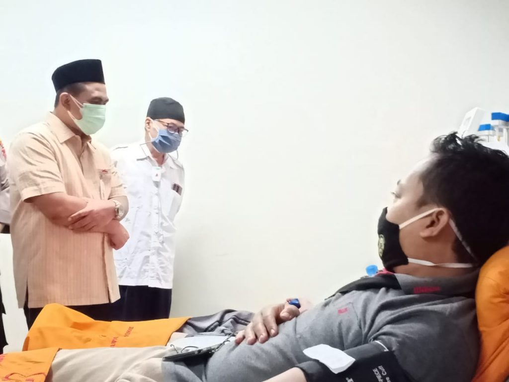 Wagub Jateng, Taj Yasin Maimoen, saat melihat proses donor plasma konvalesen di PMI Banyumas, Selasa (3/8/2021). FOTO: Rezanda Akbar D/Lingkarjareng.co.id