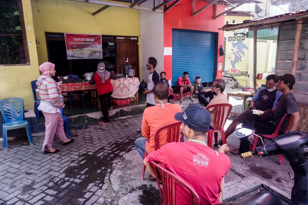 Suasana dapur umum pada salah satu kelurahan di Kota Semarang. FOTO: Dinda Rahmasari Tunggal Sukma/Lingkar,co