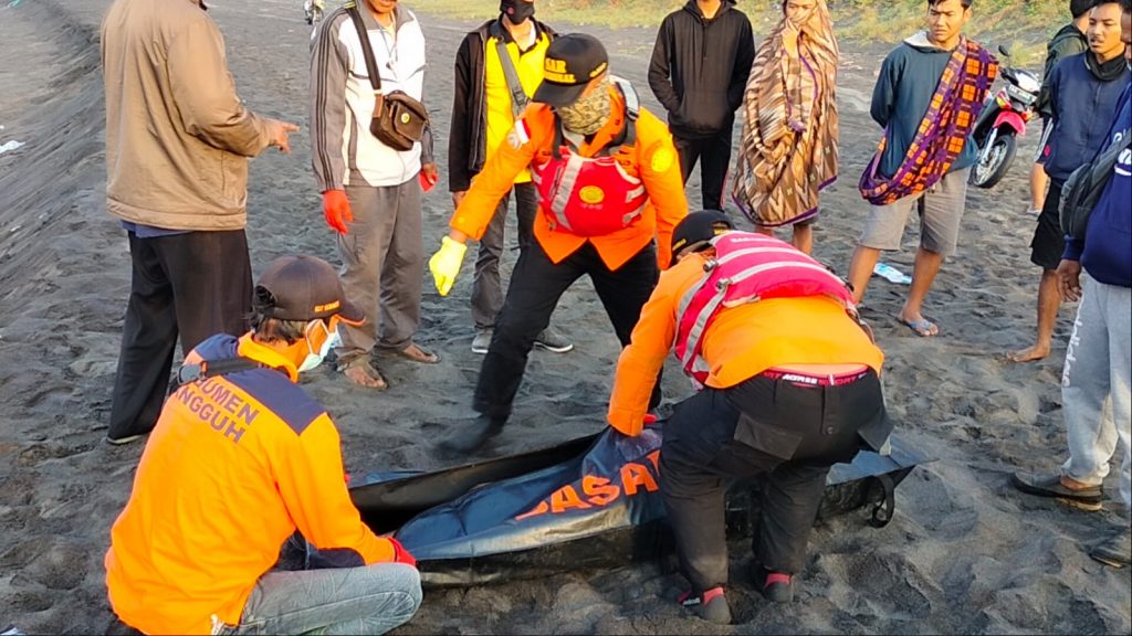 Tim SAR Temukan Satu dari Dua Nelayan yang Terseret Ombak