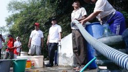 Ilustrasi- Hendrar Prihadi saat memberikan bantuan air bersih kepada warga, (27/9/2017),Humas Pemkot Semarang/Lingkar.co