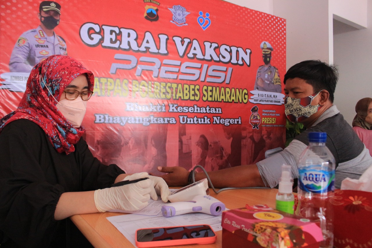 Gerai vaksinasi Covid-19 di Satlantas Polrestabes Semarang. FOTO: Tito Isna Utama/Lingkarjateng.co.id