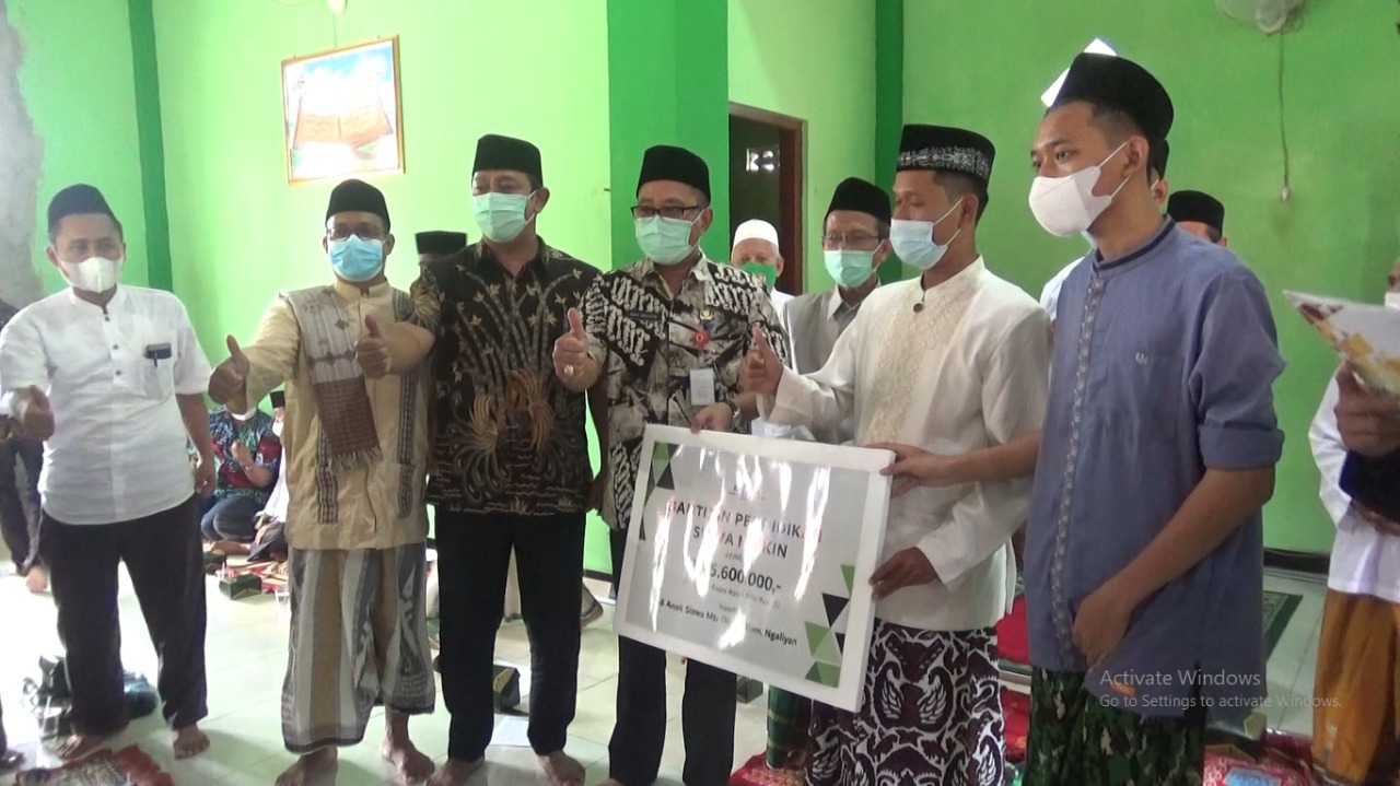 Foto bersama usai penyerahan bantuan di Masjid Jami Jabal Rahmandi Kecamayan Ngaliyan Kota Semarang, Jumat (8/10/2021). FOTO: Tito Isna Utama/Lingkarjateng.co.id