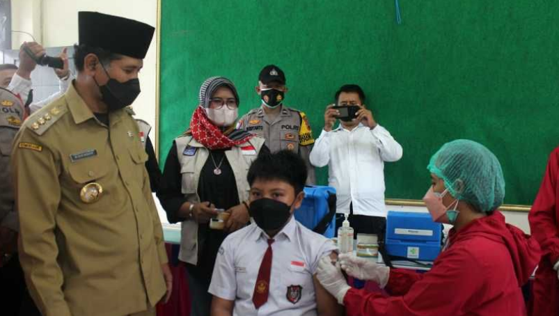 Bupati Boyolali M Said Hidayat saat meninjau vaksinasi anak di SDN 1 Boyolali Senin(20/12/2021)/Lingkar.co
