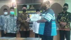 Badan Amil Zakat Nasional (Baznas) Kebupaten Kudus Jawa Tengah saat memberikan ZIS Kepada PKL di Kudus/Lingkar.co