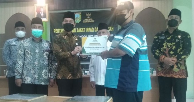 Badan Amil Zakat Nasional (Baznas) Kebupaten Kudus Jawa Tengah saat memberikan ZIS Kepada PKL di Kudus/Lingkar.co