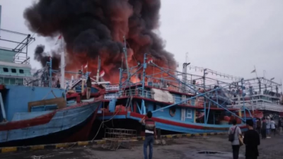 13 Kapal Milik Nelayan Terbakar di Pelabuhan Kota Tegal, Jawa Tengah, Sabtu (29/1/2022). ISTIMEWA/LINGKAR.CO