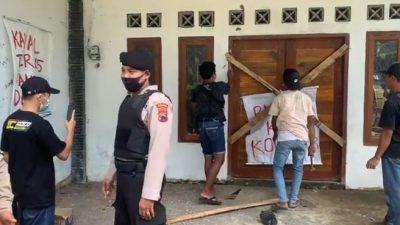 Warga Desa Kedungpoh, Kecamatan Loano, Kabupaten Purworejo lakukan penyegelan Balai Desa, Senin (17/1/2022).dok pribadi/ROH/Lingkar.co