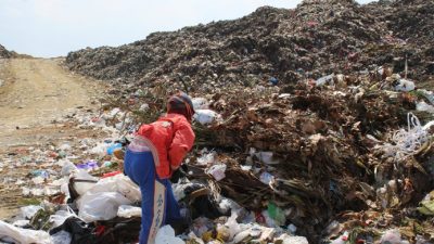 Seorang pemulung tengah memilah sampah di TPA Temurejo Kabupaten Blora. LILIK YULIANTORO/LINGKAR.CO