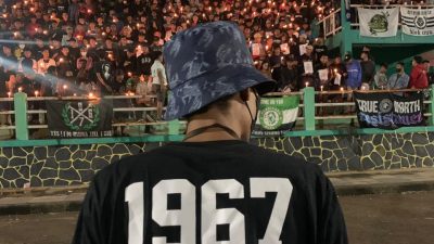 Peduli Tragedi Kanjuruhan, Supporter dan Masyarakat Blora gelar doa bersama di Stadion Kridosono Blora, Senin (3/10/2022). LILIK/LINGKAR.CO
